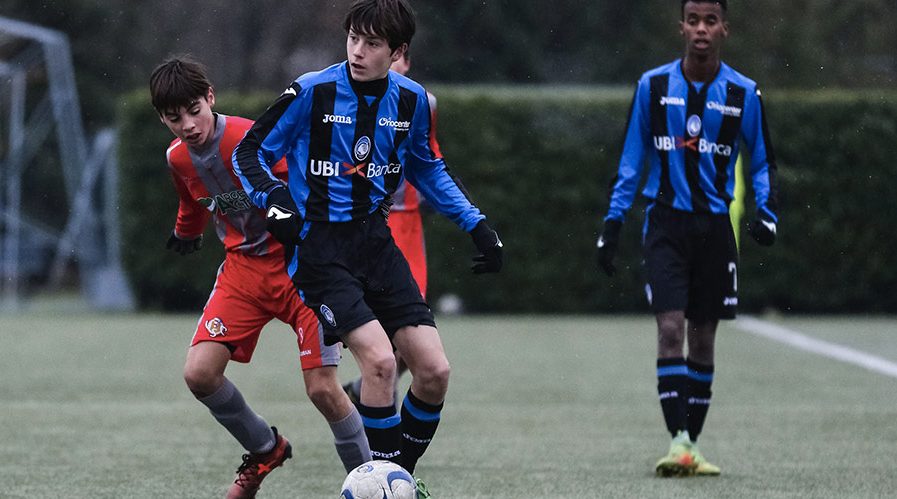 Warm up con palla: gioco a tema con trasmissione e controllo orientato