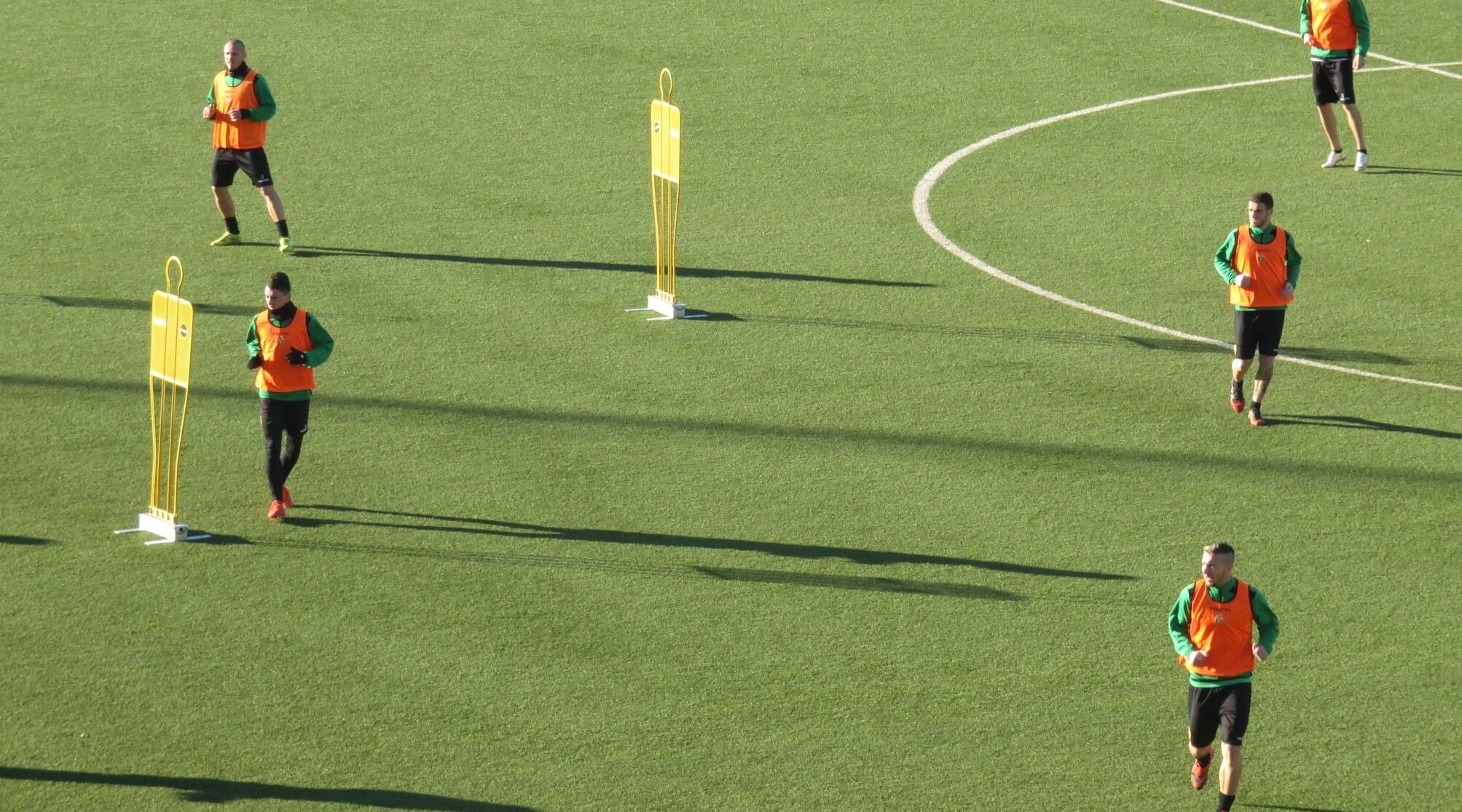 Riscaldamento con palla rasoterra a squadra schierata