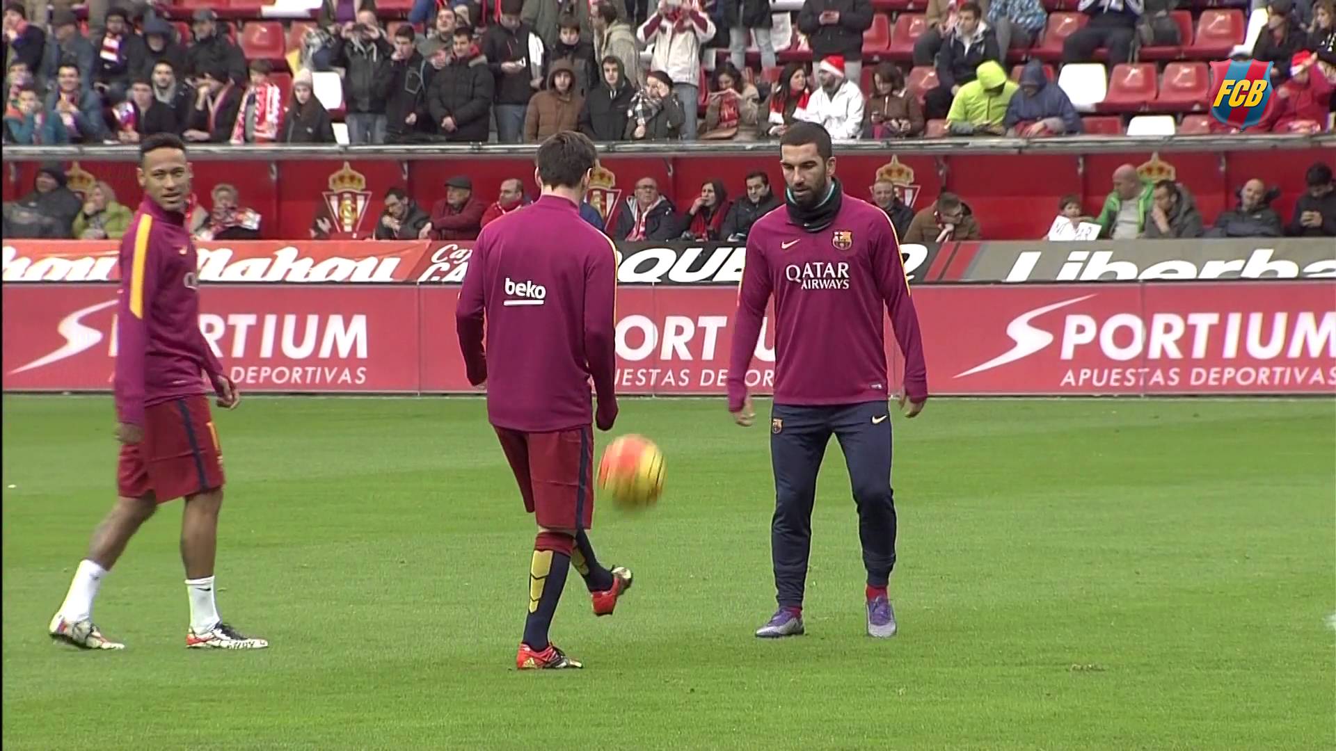 Riscaldamento con palla aerea a squadra schierata